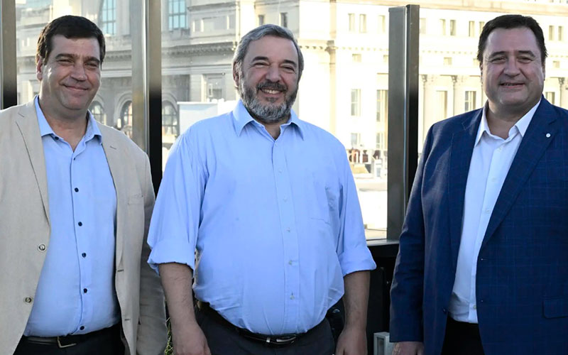 El intendente de Montevideo, Mario Bergara, junto a Valentín y Rodrigo Bueno, de Distrito El Globo